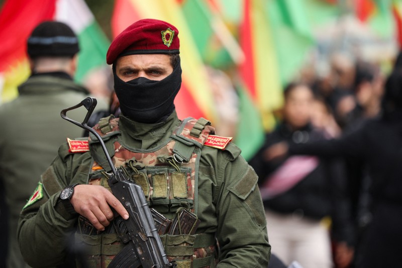 Warga Kurdi berdemonstrasi untuk menuntut hak-hak mereka dalam konstitusi Suriah dan untuk mendukung persatuan Kurdi, di Qamishli, Suriah, Minggu (1/2/2026). (REUTERS/Orhan Qereman)