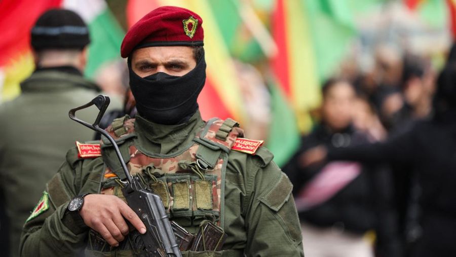 Warga Kurdi berdemonstrasi untuk menuntut hak-hak mereka dalam konstitusi Suriah dan untuk mendukung persatuan Kurdi, di Qamishli, Suriah, Minggu (1/2/2026). (REUTERS/Orhan Qereman)