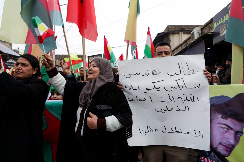 Warga Kurdi berdemonstrasi untuk menuntut hak-hak mereka dalam konstitusi Suriah dan untuk mendukung persatuan Kurdi, di Qamishli, Suriah, Minggu (1/2/2026). (REUTERS/Orhan Qereman)