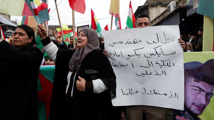 Warga Kurdi berdemonstrasi untuk menuntut hak-hak mereka dalam konstitusi Suriah dan untuk mendukung persatuan Kurdi, di Qamishli, Suriah, Minggu (1/2/2026). (REUTERS/Orhan Qereman)