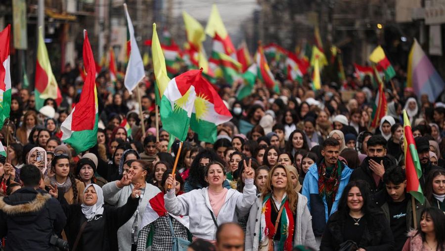 Warga Kurdi berdemonstrasi untuk menuntut hak-hak mereka dalam konstitusi Suriah dan untuk mendukung persatuan Kurdi, di Qamishli, Suriah, Minggu (1/2/2026). (REUTERS/Orhan Qereman)