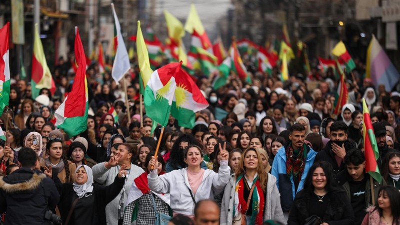 Warga Kurdi berdemonstrasi untuk menuntut hak-hak mereka dalam konstitusi Suriah dan untuk mendukung persatuan Kurdi, di Qamishli, Suriah, Minggu (1/2/2026). (REUTERS/Orhan Qereman)