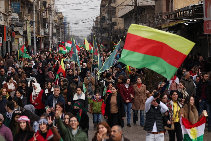 Warga Kurdi berdemonstrasi untuk menuntut hak-hak mereka dalam konstitusi Suriah dan untuk mendukung persatuan Kurdi, di Qamishli, Suriah, Minggu (1/2/2026). (REUTERS/Orhan Qereman)