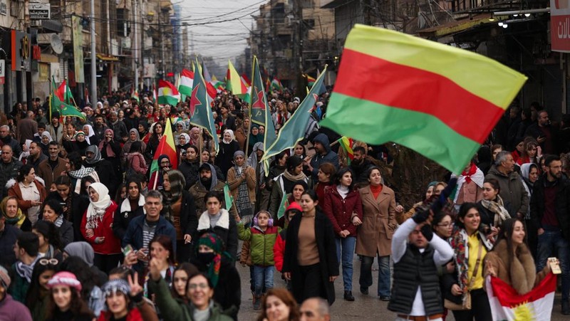 Warga Kurdi berdemonstrasi untuk menuntut hak-hak mereka dalam konstitusi Suriah dan untuk mendukung persatuan Kurdi, di Qamishli, Suriah, Minggu (1/2/2026). (REUTERS/Orhan Qereman)