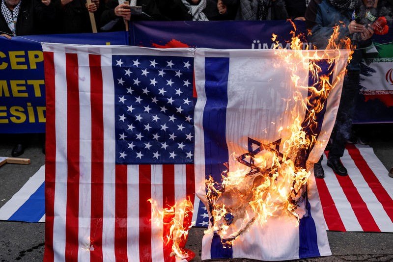 Aksi demonstrasi dukungan untuk rakyat Iran di luar Konsulat Jenderal AS, Istanbul, Turki, Minggu (1/2/2026). (REUTERS/Kemal Aslan)