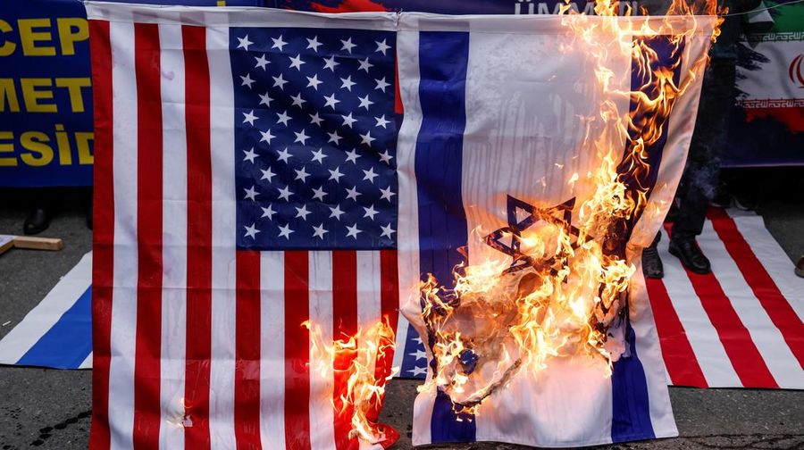 Aksi demonstrasi dukungan untuk rakyat Iran di luar Konsulat Jenderal AS, Istanbul, Turki, Minggu (1/2/2026). (REUTERS/Kemal Aslan)