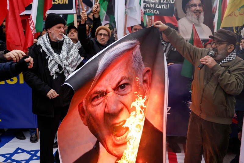 Aksi demonstrasi dukungan untuk rakyat Iran di luar Konsulat Jenderal AS, Istanbul, Turki, Minggu (1/2/2026). (REUTERS/Kemal Aslan)