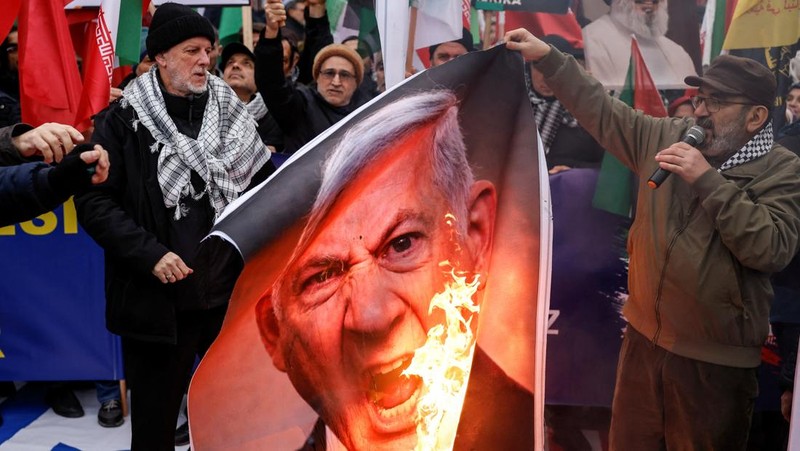 Aksi demonstrasi dukungan untuk rakyat Iran di luar Konsulat Jenderal AS, Istanbul, Turki, Minggu (1/2/2026). (REUTERS/Kemal Aslan)