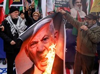 Potret Warga di AS Ngamuk, Bakar Wajah Trump dan Netanyahu