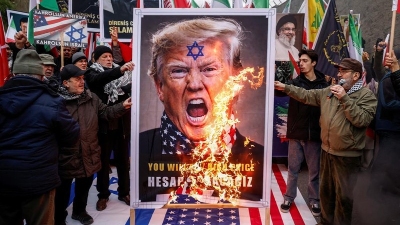 Aksi demonstrasi dukungan untuk rakyat Iran di luar Konsulat Jenderal AS, Istanbul, Turki, Minggu (1/2/2026). (REUTERS/Kemal Aslan)