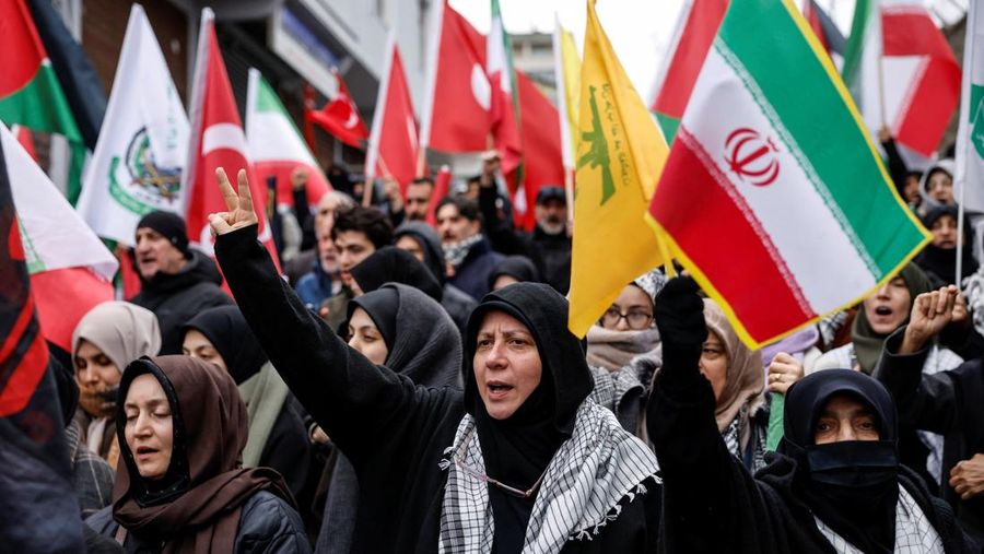 Aksi demonstrasi dukungan untuk rakyat Iran di luar Konsulat Jenderal AS, Istanbul, Turki, Minggu (1/2/2026). (REUTERS/Kemal Aslan)