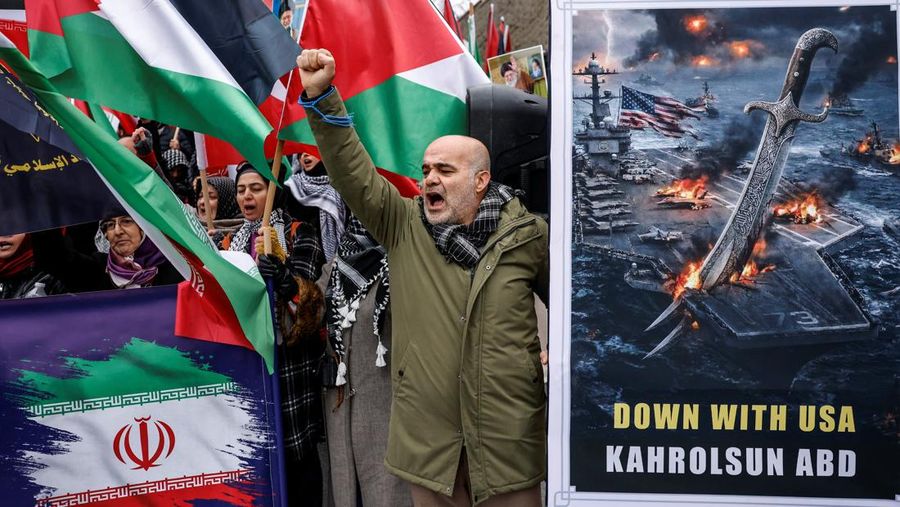 Aksi demonstrasi dukungan untuk rakyat Iran di luar Konsulat Jenderal AS, Istanbul, Turki, Minggu (1/2/2026). (REUTERS/Kemal Aslan)