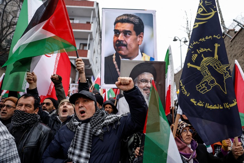 Aksi demonstrasi dukungan untuk rakyat Iran di luar Konsulat Jenderal AS, Istanbul, Turki, Minggu (1/2/2026). (REUTERS/Kemal Aslan)