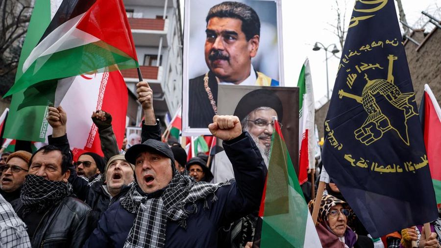 Aksi demonstrasi dukungan untuk rakyat Iran di luar Konsulat Jenderal AS, Istanbul, Turki, Minggu (1/2/2026). (REUTERS/Kemal Aslan)