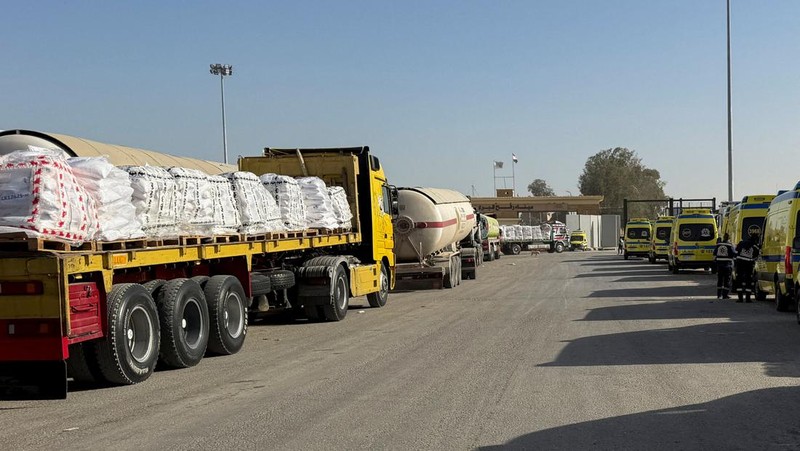 Warga Palestina menyeberang melalui penyeberangan Kerem Shalom dari Gaza ke Israel dalam perjalanan keluar dari Jalur Gaza, Senin (2/2/2026). (REUTERS/Amir Cohen)