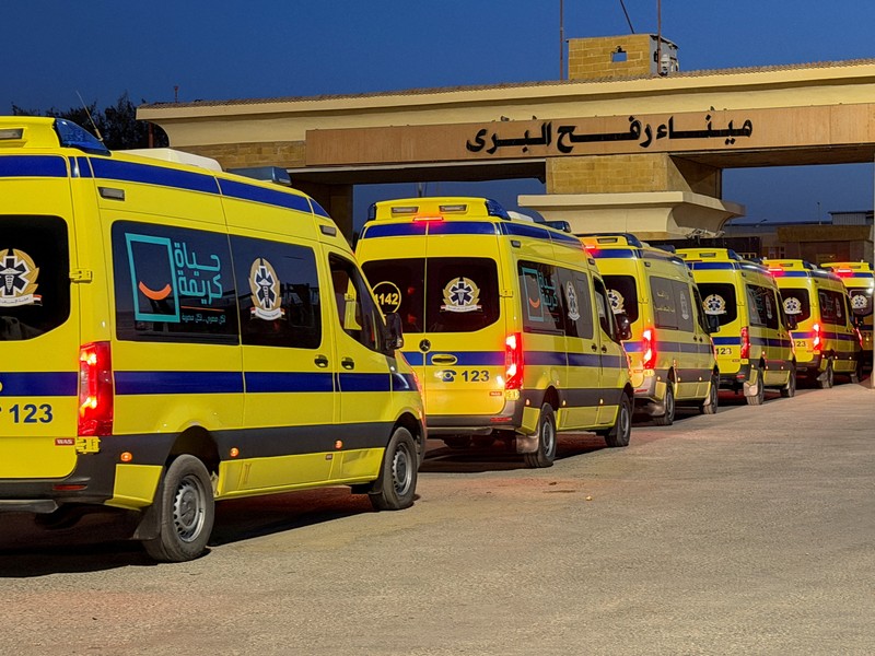 Warga Palestina menyeberang melalui penyeberangan Kerem Shalom dari Gaza ke Israel dalam perjalanan keluar dari Jalur Gaza, Senin (2/2/2026). (REUTERS/Amir Cohen)