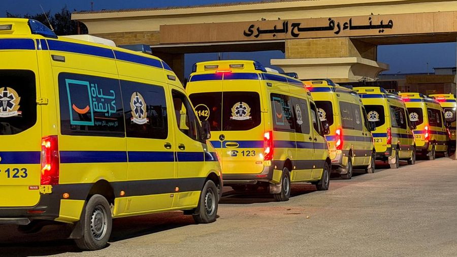 Warga Palestina menyeberang melalui penyeberangan Kerem Shalom dari Gaza ke Israel dalam perjalanan keluar dari Jalur Gaza, Senin (2/2/2026). (REUTERS/Amir Cohen)