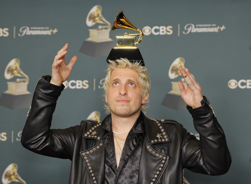 Olivia Dean berpose dengan penghargaan Artis Pendatang Baru Terbaik selama Grammy Awards ke-68 di Los Angeles, California, AS, 1 Februari 2026. (REUTERS/Mike Blake)