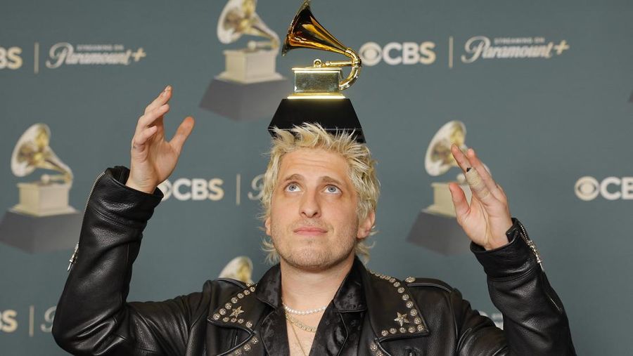 Olivia Dean berpose dengan penghargaan Artis Pendatang Baru Terbaik selama Grammy Awards ke-68 di Los Angeles, California, AS, 1 Februari 2026. (REUTERS/Mike Blake)