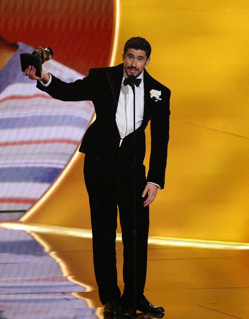 Olivia Dean berpose dengan penghargaan Artis Pendatang Baru Terbaik selama Grammy Awards ke-68 di Los Angeles, California, AS, 1 Februari 2026. (REUTERS/Mike Blake)