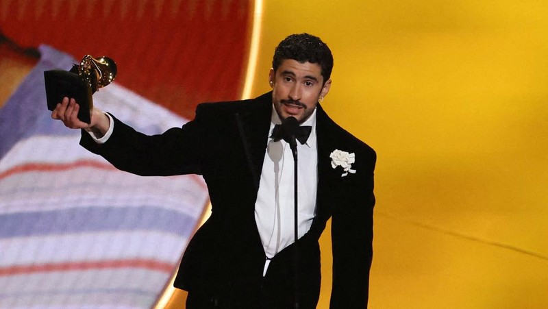 Olivia Dean berpose dengan penghargaan Artis Pendatang Baru Terbaik selama Grammy Awards ke-68 di Los Angeles, California, AS, 1 Februari 2026. (REUTERS/Mike Blake)