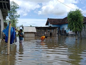 Banjir Akibat Embung Meluap di Lombok Timur Belum Surut, Warga Khawatir