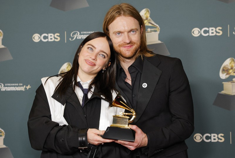 Olivia Dean berpose dengan penghargaan Artis Pendatang Baru Terbaik selama Grammy Awards ke-68 di Los Angeles, California, AS, 1 Februari 2026. (REUTERS/Mike Blake)