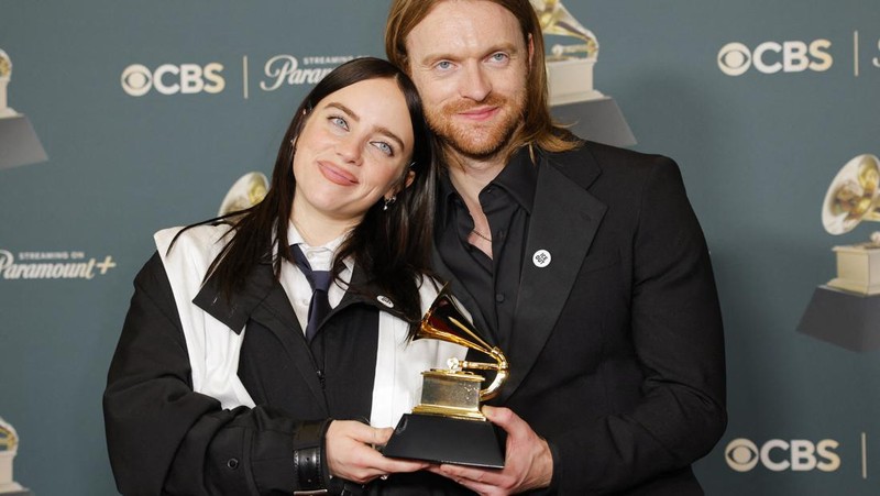 Olivia Dean berpose dengan penghargaan Artis Pendatang Baru Terbaik selama Grammy Awards ke-68 di Los Angeles, California, AS, 1 Februari 2026. (REUTERS/Mike Blake)