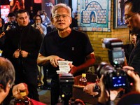 Manusia Rp2.700 Triliun Pulang Kampung, Dipanggil Ayah oleh Warga