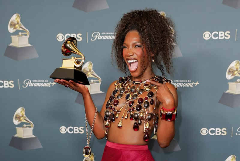 Olivia Dean berpose dengan penghargaan Artis Pendatang Baru Terbaik selama Grammy Awards ke-68 di Los Angeles, California, AS, 1 Februari 2026. (REUTERS/Mike Blake)