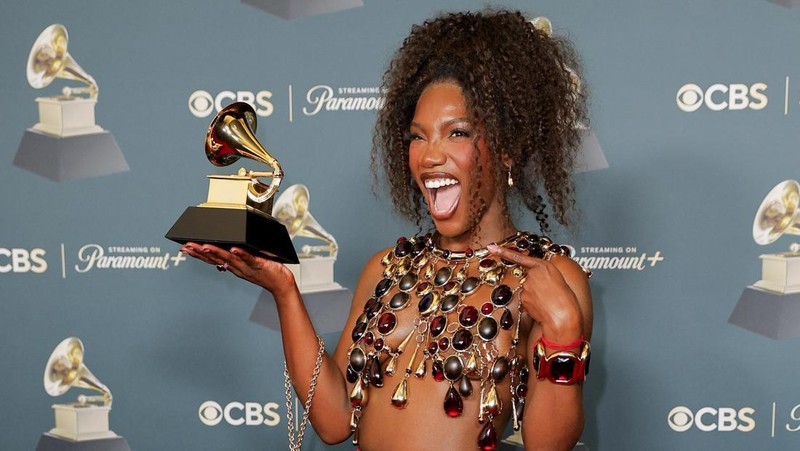 Olivia Dean berpose dengan penghargaan Artis Pendatang Baru Terbaik selama Grammy Awards ke-68 di Los Angeles, California, AS, 1 Februari 2026. (REUTERS/Mike Blake)