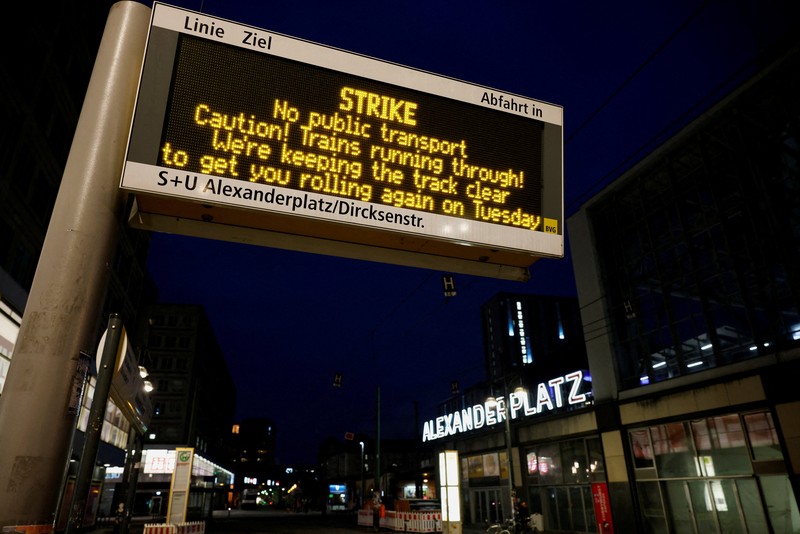 Stasiun Alexanderplatz yang kosong, saat serikat pekerja Verdi menyerukan pemogokan peringatan nasional untuk upah yang lebih tinggi dan kondisi kerja yang lebih baik, di Berlin, Jerman, Senin (2/2/2026). (REUTERS/Axel Schmidt)