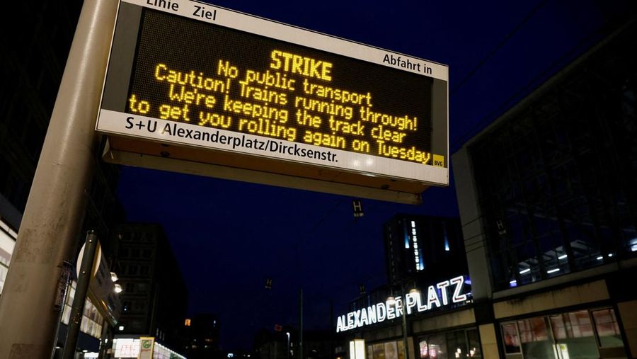 Stasiun Alexanderplatz yang kosong, saat serikat pekerja Verdi menyerukan pemogokan peringatan nasional untuk upah yang lebih tinggi dan kondisi kerja yang lebih baik, di Berlin, Jerman, Senin (2/2/2026). (REUTERS/Axel Schmidt)