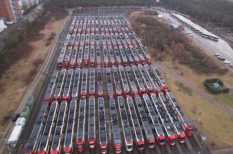 Stasiun Alexanderplatz yang kosong, saat serikat pekerja Verdi menyerukan pemogokan peringatan nasional untuk upah yang lebih tinggi dan kondisi kerja yang lebih baik, di Berlin, Jerman, Senin (2/2/2026). (REUTERS/Axel Schmidt)