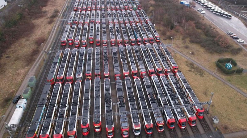 Stasiun Alexanderplatz yang kosong, saat serikat pekerja Verdi menyerukan pemogokan peringatan nasional untuk upah yang lebih tinggi dan kondisi kerja yang lebih baik, di Berlin, Jerman, Senin (2/2/2026). (REUTERS/Axel Schmidt)