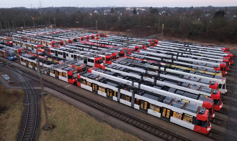 Stasiun Alexanderplatz yang kosong, saat serikat pekerja Verdi menyerukan pemogokan peringatan nasional untuk upah yang lebih tinggi dan kondisi kerja yang lebih baik, di Berlin, Jerman, Senin (2/2/2026). (REUTERS/Axel Schmidt)