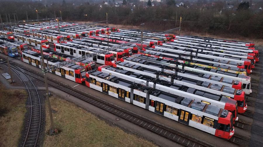 Foto udara trem layanan transportasi kota Cologne, KVG, yang berada di depo di pinggiran kota Merheim selama pemogokan transportasi umum lokal nasional di Cologne, Jerman, Senin (2/2/2026). (REUTERS/Erol Dogrudogan)