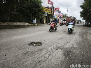 Jalan Raya Demak-Kudus Rusak Parah, Banyak Pemotor Jatuh gegara Lubang