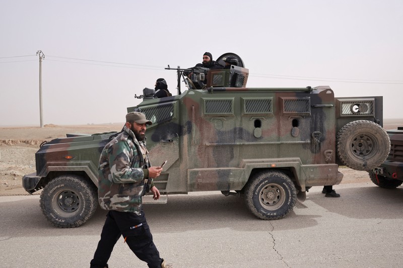 Kendaraan pasukan keamanan Kementerian Dalam Negeri Suriah bergerak memasuki kota Hasakah, Senin (2/2/2026). (REUTERS/Khalil Ashawi)