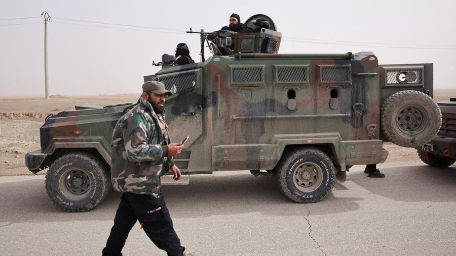 Kendaraan pasukan keamanan Kementerian Dalam Negeri Suriah bergerak memasuki kota Hasakah, Senin (2/2/2026). (REUTERS/Khalil Ashawi)