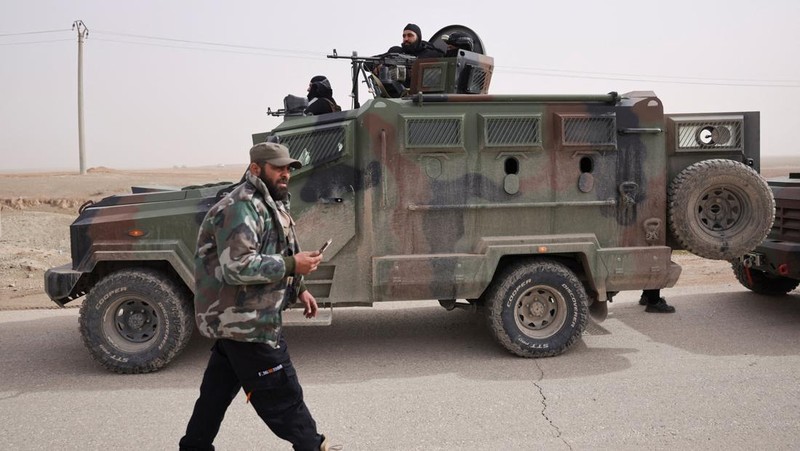 Kendaraan pasukan keamanan Kementerian Dalam Negeri Suriah bergerak memasuki kota Hasakah, Senin (2/2/2026). (REUTERS/Khalil Ashawi)