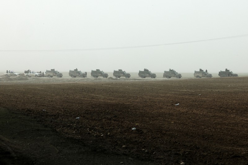 Kendaraan pasukan keamanan Kementerian Dalam Negeri Suriah bergerak memasuki kota Hasakah, Senin (2/2/2026). (REUTERS/Khalil Ashawi)