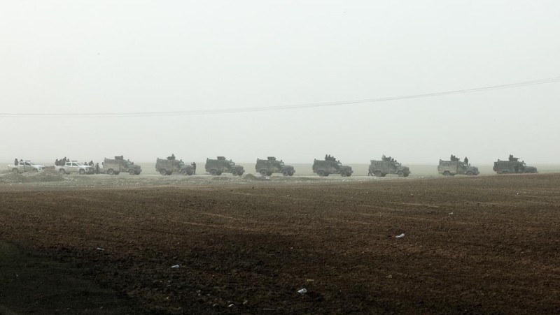 Kendaraan pasukan keamanan Kementerian Dalam Negeri Suriah bergerak memasuki kota Hasakah, Senin (2/2/2026). (REUTERS/Khalil Ashawi)