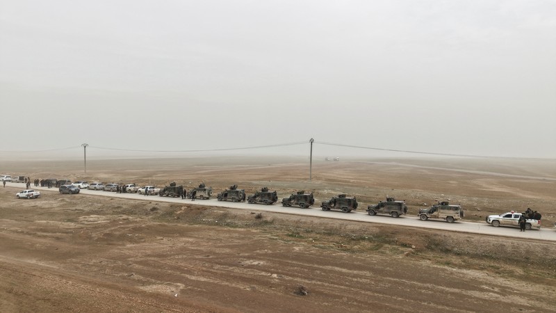 Kendaraan pasukan keamanan Kementerian Dalam Negeri Suriah bergerak memasuki kota Hasakah, Senin (2/2/2026). (REUTERS/Khalil Ashawi)