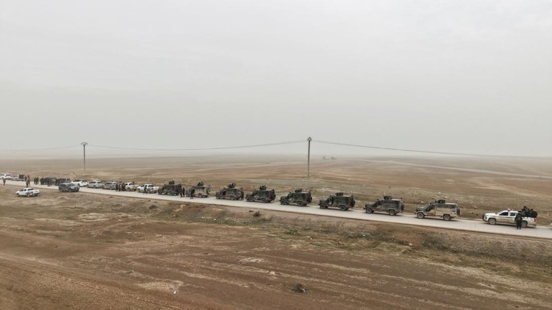 Kendaraan pasukan keamanan Kementerian Dalam Negeri Suriah bergerak memasuki kota Hasakah, Senin (2/2/2026). (REUTERS/Khalil Ashawi)