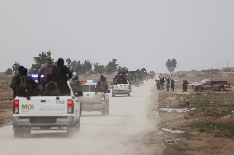 Kendaraan pasukan keamanan Kementerian Dalam Negeri Suriah bergerak memasuki kota Hasakah, Senin (2/2/2026). (REUTERS/Khalil Ashawi)