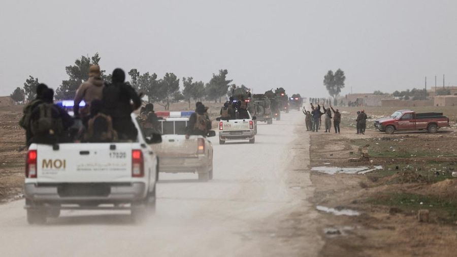 Kendaraan pasukan keamanan Kementerian Dalam Negeri Suriah bergerak memasuki kota Hasakah, Senin (2/2/2026). (REUTERS/Khalil Ashawi)