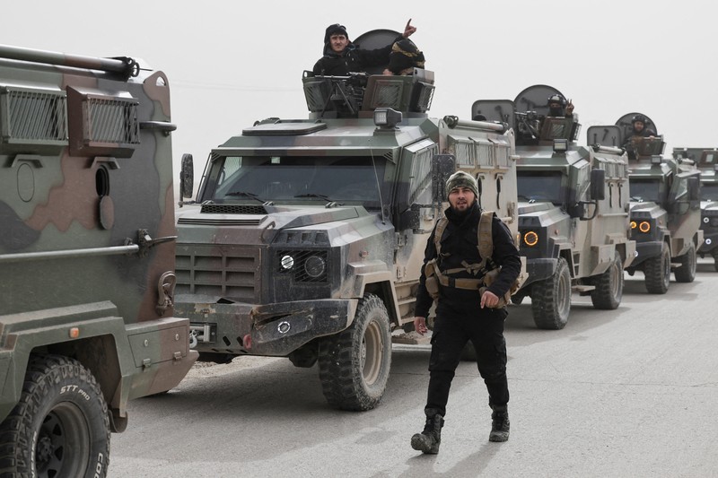 Kendaraan pasukan keamanan Kementerian Dalam Negeri Suriah bergerak memasuki kota Hasakah, Senin (2/2/2026). (REUTERS/Khalil Ashawi)