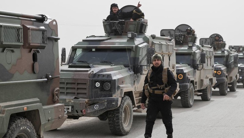 Kendaraan pasukan keamanan Kementerian Dalam Negeri Suriah bergerak memasuki kota Hasakah, Senin (2/2/2026). (REUTERS/Khalil Ashawi)