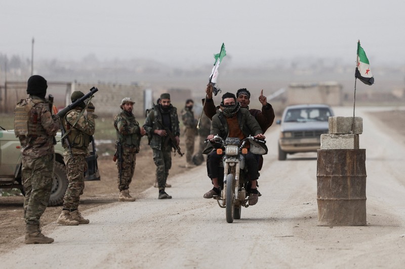Kendaraan pasukan keamanan Kementerian Dalam Negeri Suriah bergerak memasuki kota Hasakah, Senin (2/2/2026). (REUTERS/Khalil Ashawi)